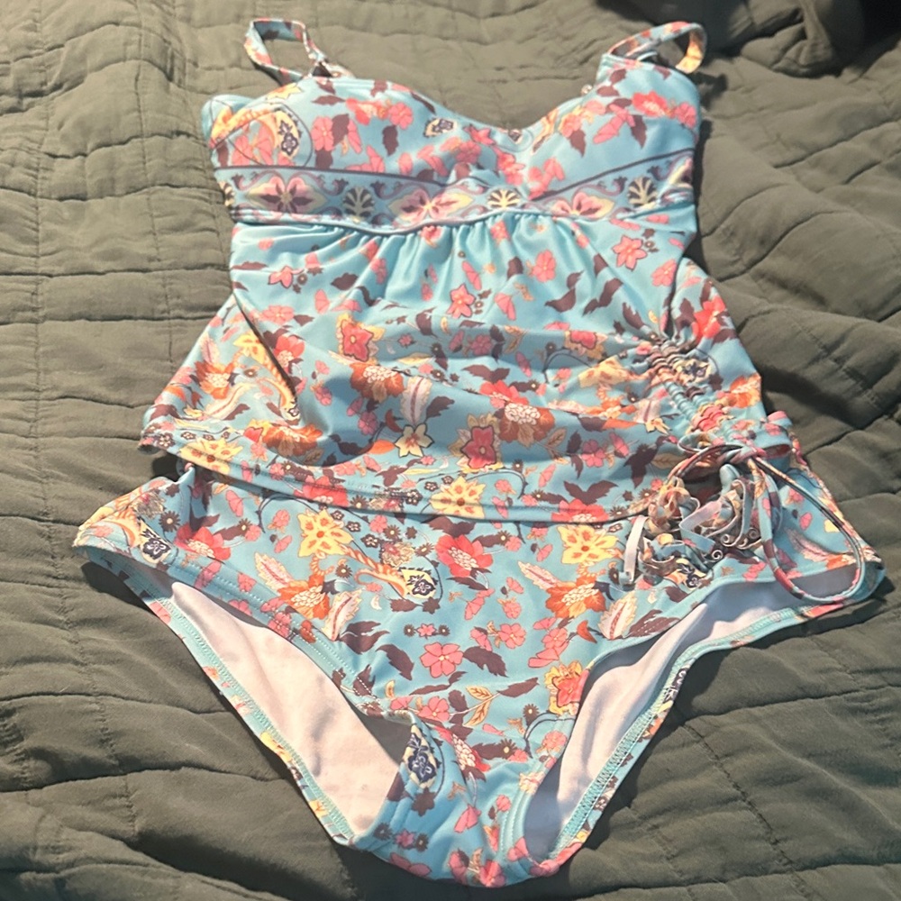 Floral 2 piece tankini swim set. Size M